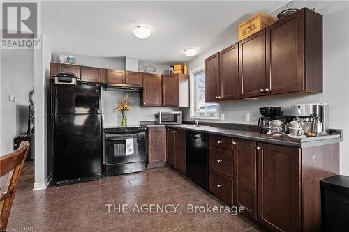 423 Deere Street Street, Welland (773 - Lincoln/Crowland), ON - Indoor Photo Showing Kitchen With Double Sink