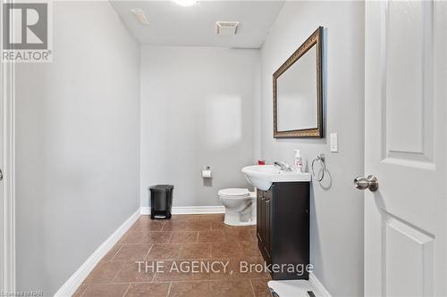 423 Deere Street Street, Welland (773 - Lincoln/Crowland), ON - Indoor Photo Showing Bathroom