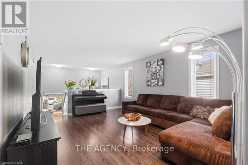 423 Deere Street Street, Welland (773 - Lincoln/Crowland), ON - Indoor Photo Showing Living Room