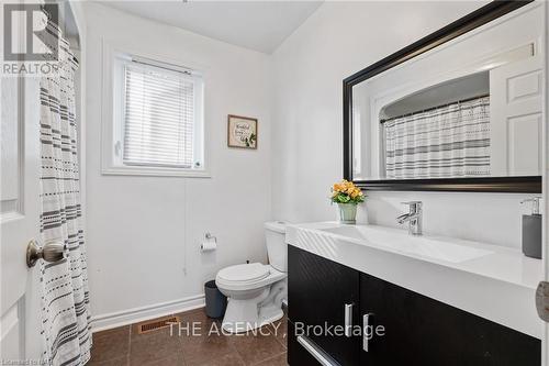 423 Deere Street Street, Welland (773 - Lincoln/Crowland), ON - Indoor Photo Showing Bathroom