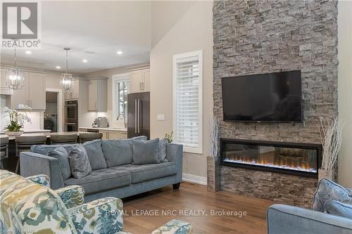 18 - 30 Power Glen, St. Catharines (462 - Rykert/Vansickle), ON - Indoor Photo Showing Living Room With Fireplace