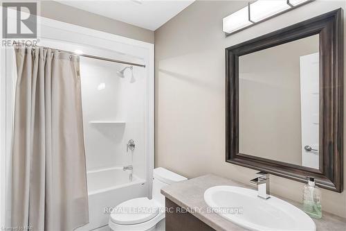 18 - 30 Power Glen, St. Catharines (462 - Rykert/Vansickle), ON - Indoor Photo Showing Bathroom