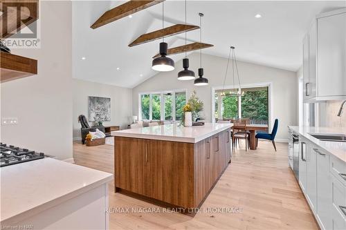 27 Maple Leaf Avenue S, Fort Erie (335 - Ridgeway), ON - Indoor Photo Showing Kitchen With Upgraded Kitchen