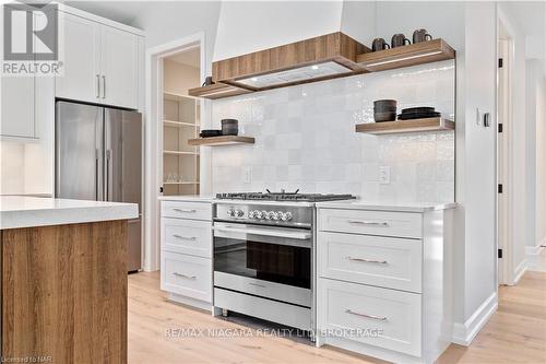 27 Maple Leaf Avenue S, Fort Erie (335 - Ridgeway), ON - Indoor Photo Showing Kitchen With Upgraded Kitchen