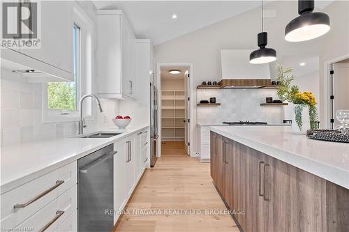 27 Maple Leaf Avenue S, Fort Erie (335 - Ridgeway), ON - Indoor Photo Showing Kitchen With Double Sink With Upgraded Kitchen