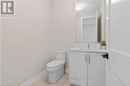 27 Maple Leaf Avenue S, Fort Erie (335 - Ridgeway), ON - Indoor Photo Showing Bathroom