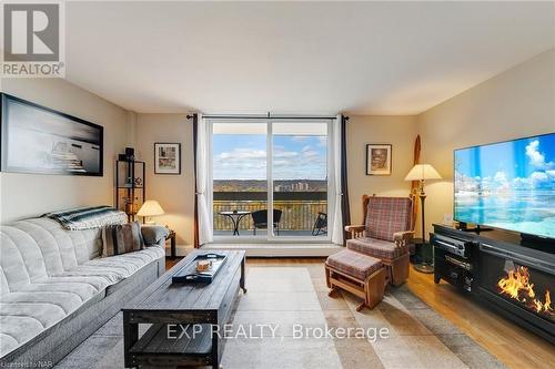 836 - 350 Quigley Road, Hamilton (Vincent), ON - Indoor Photo Showing Living Room