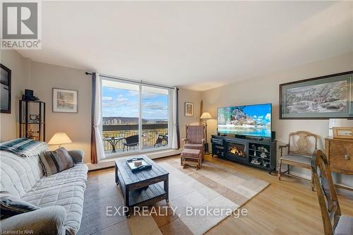 836 - 350 Quigley Road, Hamilton (Vincent), ON - Indoor Photo Showing Living Room