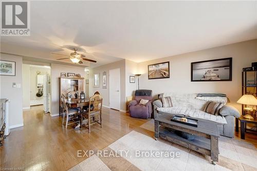 836 - 350 Quigley Road, Hamilton (Vincent), ON - Indoor Photo Showing Living Room