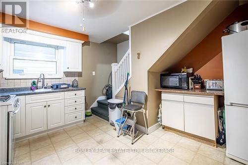 132 Dufferin Street E, St. Catharines (451 - Downtown), ON - Indoor Photo Showing Kitchen