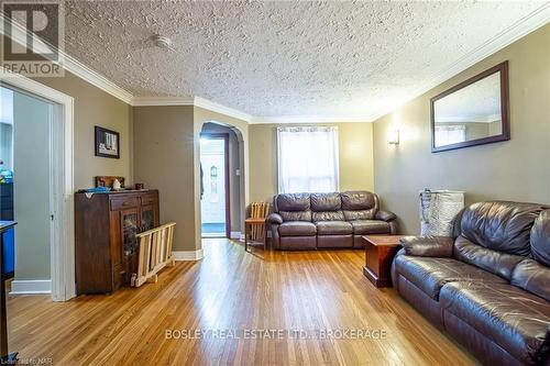 132 Dufferin Street E, St. Catharines (451 - Downtown), ON - Indoor Photo Showing Living Room