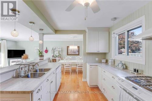 3351 Wiltshire Boulevard, Niagara Falls (207 - Casey), ON - Indoor Photo Showing Kitchen With Double Sink