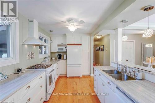 3351 Wiltshire Boulevard, Niagara Falls (207 - Casey), ON - Indoor Photo Showing Kitchen With Double Sink