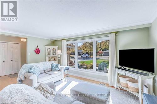 3351 Wiltshire Boulevard, Niagara Falls (207 - Casey), ON - Indoor Photo Showing Living Room