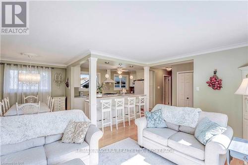 3351 Wiltshire Boulevard, Niagara Falls (207 - Casey), ON - Indoor Photo Showing Living Room