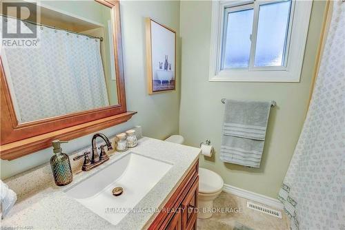 3351 Wiltshire Boulevard, Niagara Falls (207 - Casey), ON - Indoor Photo Showing Bathroom