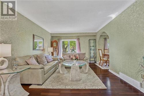 796 Grandview Road, Fort Erie (334 - Crescent Park), ON - Indoor Photo Showing Living Room