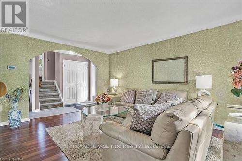 796 Grandview Road, Fort Erie (334 - Crescent Park), ON - Indoor Photo Showing Living Room