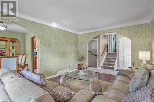 796 Grandview Road, Fort Erie (334 - Crescent Park), ON - Indoor Photo Showing Living Room