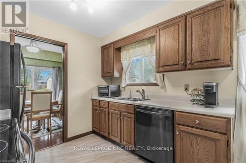 796 Grandview Road, Fort Erie (334 - Crescent Park), ON - Indoor Photo Showing Kitchen With Double Sink