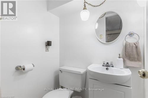 796 Grandview Road, Fort Erie (334 - Crescent Park), ON - Indoor Photo Showing Bathroom