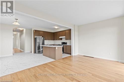 456 Barker Parkway, Thorold (560 - Rolling Meadows), ON - Indoor Photo Showing Kitchen