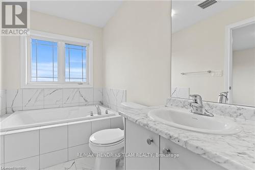 456 Barker Parkway, Thorold (560 - Rolling Meadows), ON - Indoor Photo Showing Bathroom