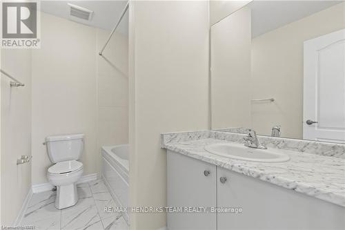 456 Barker Parkway, Thorold (560 - Rolling Meadows), ON - Indoor Photo Showing Bathroom