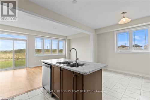 456 Barker Parkway, Thorold (560 - Rolling Meadows), ON - Indoor Photo Showing Kitchen With Double Sink