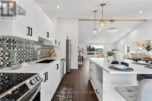 2062 Snider Road, Port Colborne (873 - Bethel), ON - Indoor Photo Showing Kitchen With Upgraded Kitchen