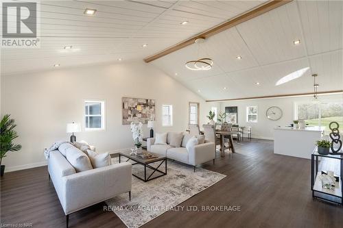 2062 Snider Road, Port Colborne (873 - Bethel), ON - Indoor Photo Showing Living Room