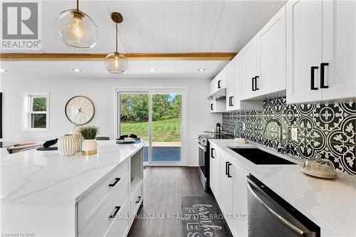 2062 Snider Road, Port Colborne (873 - Bethel), ON - Indoor Photo Showing Kitchen With Upgraded Kitchen