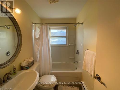 5 - 1419 Pelham Street, Pelham (662 - Fonthill), ON - Indoor Photo Showing Bathroom