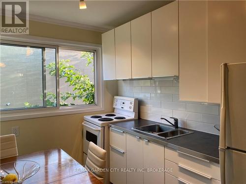 5 - 1419 Pelham Street, Pelham (662 - Fonthill), ON - Indoor Photo Showing Kitchen With Double Sink