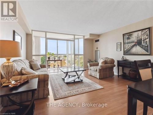 802 - 162 Martindale Road, St. Catharines (453 - Grapeview), ON - Indoor Photo Showing Living Room