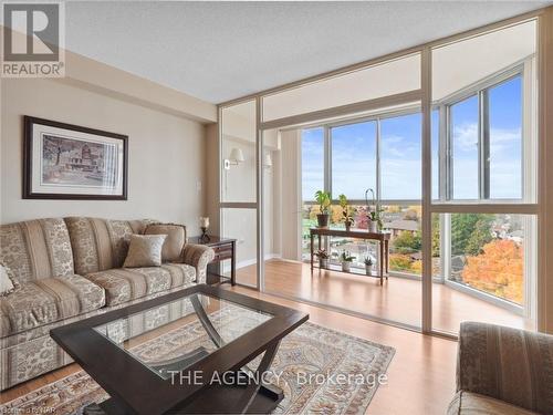 802 - 162 Martindale Road, St. Catharines (453 - Grapeview), ON - Indoor Photo Showing Living Room