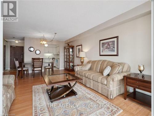 802 - 162 Martindale Road, St. Catharines (453 - Grapeview), ON - Indoor Photo Showing Living Room