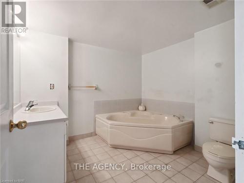 802 - 162 Martindale Road, St. Catharines (453 - Grapeview), ON - Indoor Photo Showing Bathroom