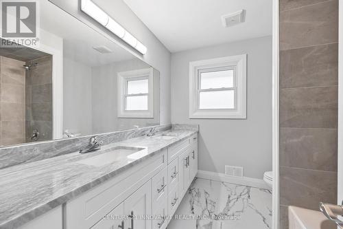 890 Wallace Avenue, Windsor, ON - Indoor Photo Showing Bathroom