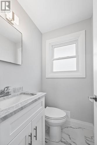 890 Wallace Avenue, Windsor, ON - Indoor Photo Showing Bathroom