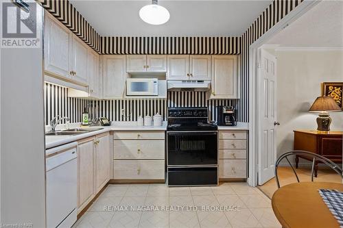 1002 - 162 Martindale Road, St. Catharines (453 - Grapeview), ON - Indoor Photo Showing Kitchen With Double Sink