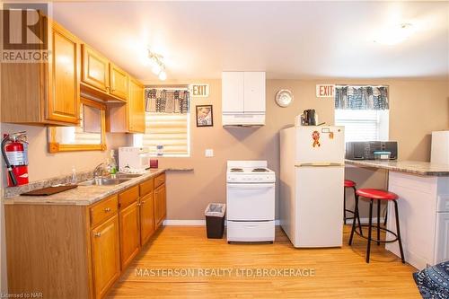 9268 Lundys Lane Lane, Niagara Falls (219 - Forestview), ON - Indoor Photo Showing Kitchen With Double Sink