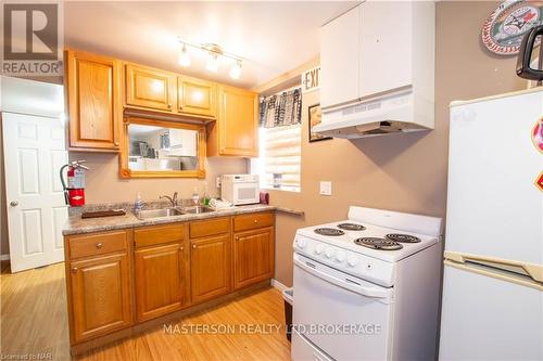 9268 Lundys Lane Lane, Niagara Falls (219 - Forestview), ON - Indoor Photo Showing Kitchen With Double Sink