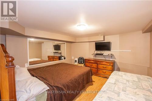 9268 Lundys Lane Lane, Niagara Falls (219 - Forestview), ON - Indoor Photo Showing Bedroom