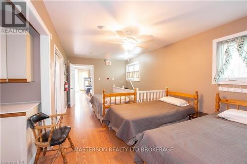 9268 Lundys Lane Lane, Niagara Falls (219 - Forestview), ON - Indoor Photo Showing Bedroom