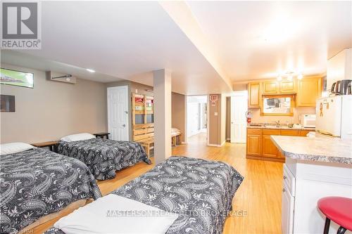 9268 Lundys Lane Lane, Niagara Falls (219 - Forestview), ON - Indoor Photo Showing Bedroom