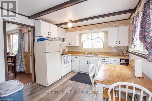 9208 Lundys Lane Lane, Niagara Falls (219 - Forestview), ON - Indoor Photo Showing Kitchen With Double Sink