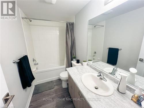 60 - 6705 Cropp Street, Niagara Falls (212 - Morrison), ON - Indoor Photo Showing Bathroom