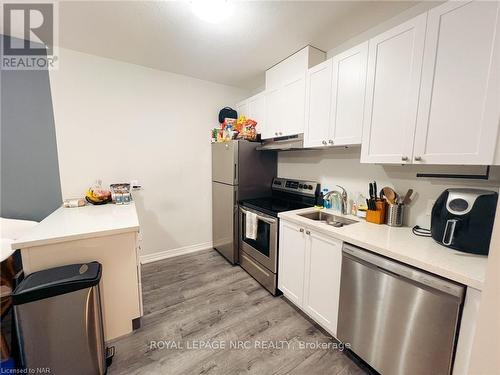 60 - 6705 Cropp Street, Niagara Falls (212 - Morrison), ON - Indoor Photo Showing Kitchen