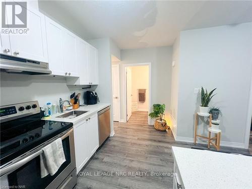 60 - 6705 Cropp Street, Niagara Falls (212 - Morrison), ON - Indoor Photo Showing Kitchen